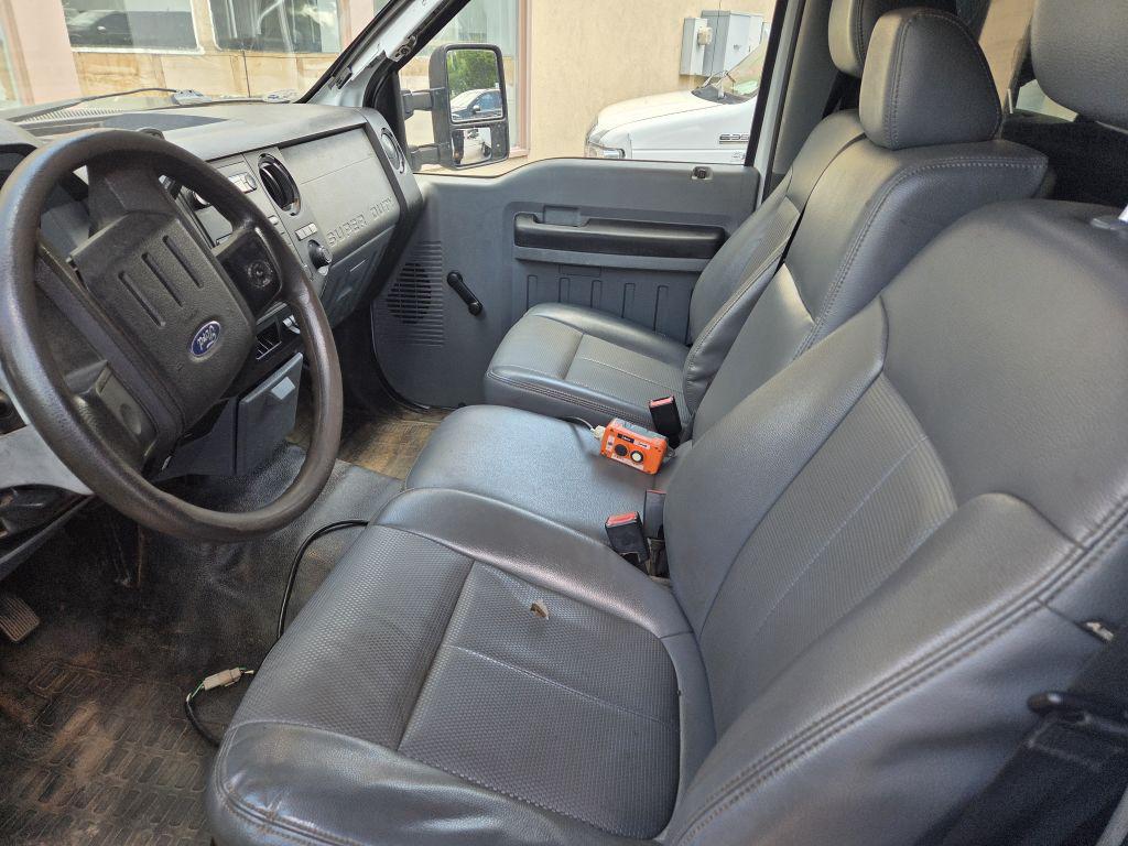 2014 Ford F-550 - Photo 8